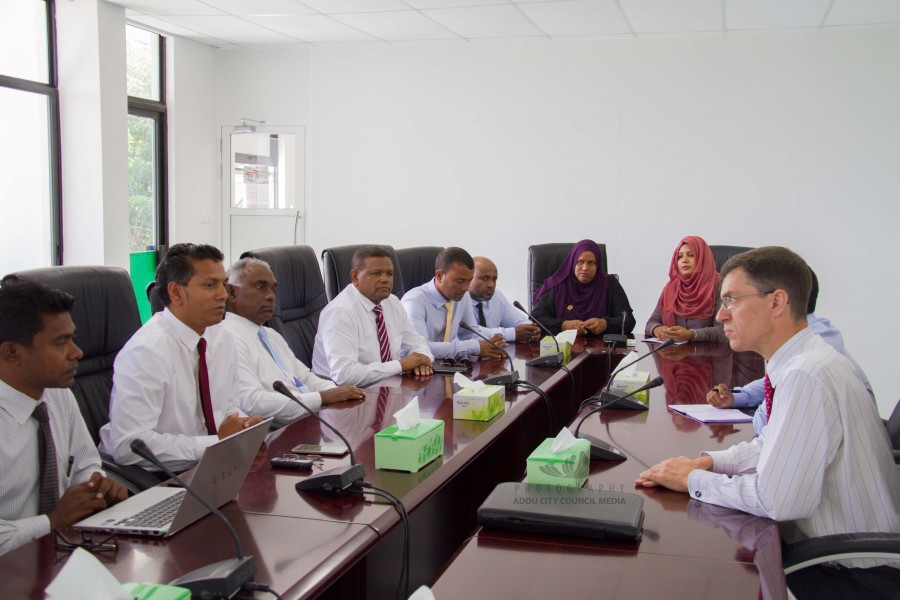 އިނގިރޭސި ސަފީރު އައްޑޫއަށް ޒިޔާރަތްކުރައްވައިފި 