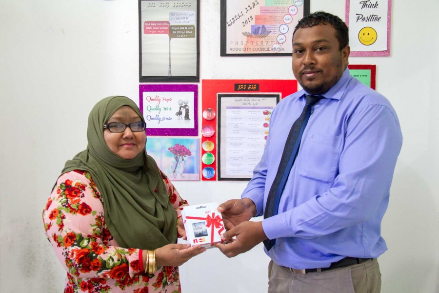 ކައުންސިލްގެ ވެލްފެއަރ އެންޑް ރެކްރިއޭޝަން ކްލަބުގެ ފަރާތުން މުވައްޒަފުންނަށް ގިފްޓް ކާޑެއް ހަދިޔާކޮށްފި