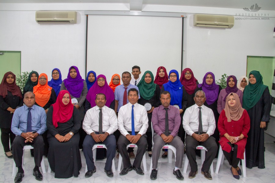 އެމްޕްލޯއި އޮފް ދަ މަންތަށް ހޮވުނު މުވައްޒަފުންނާ ޝީލްޑް ހަވާލުކޮށްފި