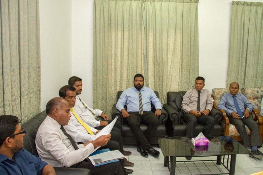 ޑީސެންޓްރަލައިޒޭޝަން ކޮމިޓީގެ ފަރާތުން  އައްޑޫގައި ހުންނަ ހައުންސިންގ މިނިސްޓްރީގެ ޑިޕާރޓްމެންޓްގެ ބޭފުޅުންނާ ބައްދަލުކުރައްވައިފި