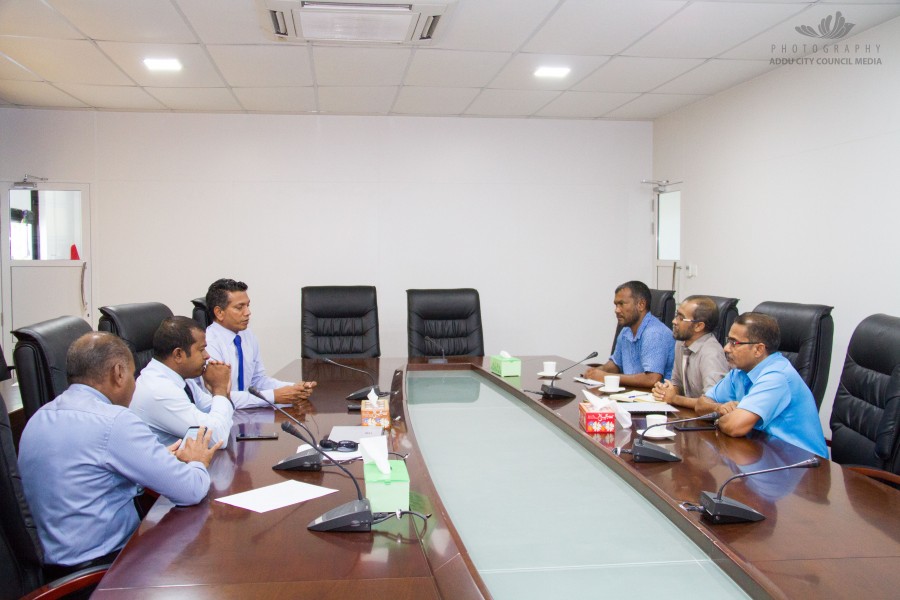 އައްޑޫގެ ކަރަންޓުގެ ހާލަތާ ގުޅޭގޮތުން ކައުންސިލުން ފެނަކައާ މަޝްވަރާކުރައްވައިފި
