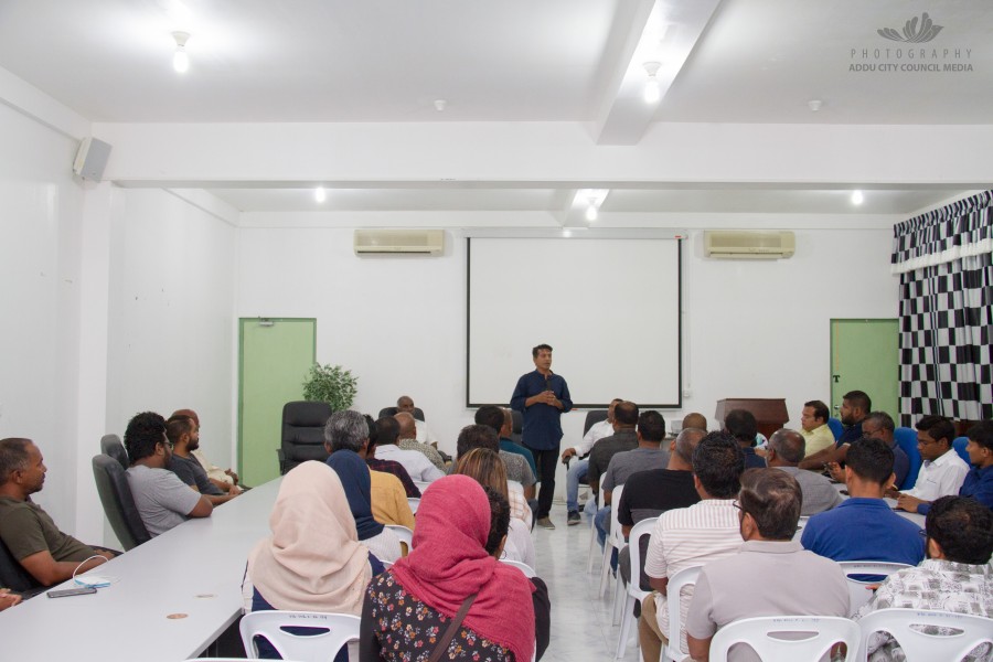 އައްޑޫގެ ފަތުރުވެރިކަން ތަރައްޤީކުރުމަށް އެކުލަވާލާ ޕްލޭނަށް ރައްޔިތުންގެ ހިޔާލު ހޯދުމަށް މަޝްވަރާ ބައްދަލުވުމެއް ބާއްވައިފި