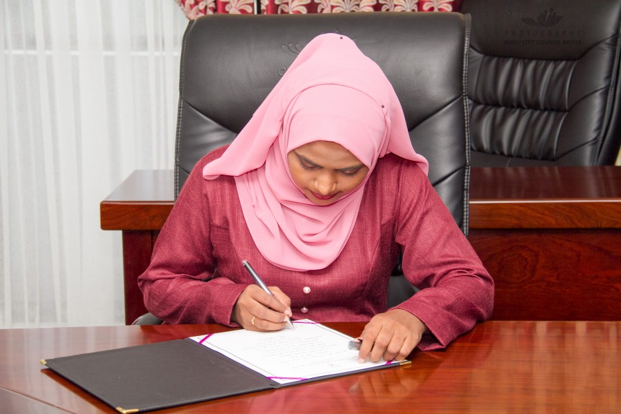 ޑަބްލިޔުޑީސީގެ ހިތަދޫ މެދު ދާއިރާއަށް އިންތިޚާބުވި މެންބަރު އާމިނަތު ސަނާ، މެންބަރުކަމުގެ އިޤްރާރުގައި ސޮއިކޮށްފި